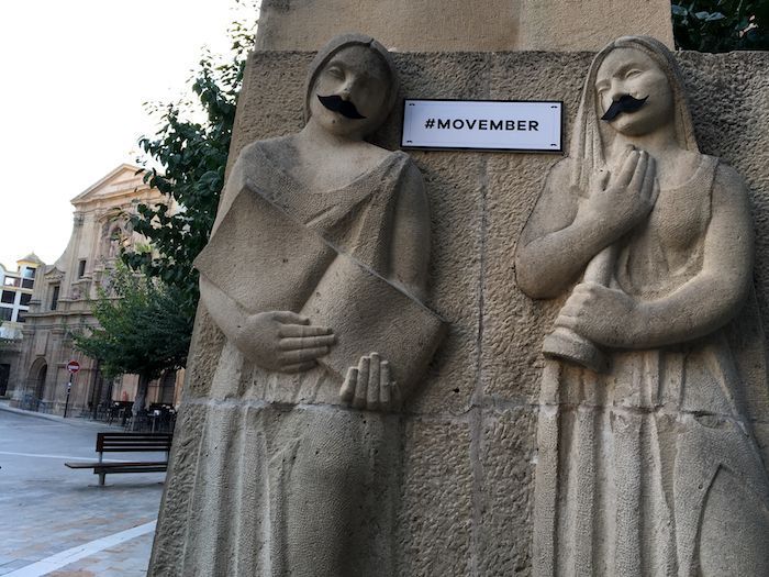 Movember llega a Murcia y sus esculturas amanecen con bigote